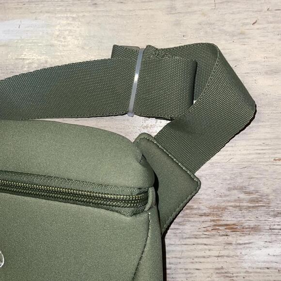 NWT Gaiam Altitude Sage Green Waist Bag Fanny Pack - Picture 3 of 5